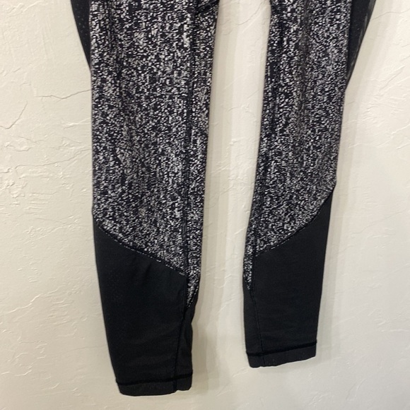 Lululemon Black and white high rise leggings size 4 - Picture 7 of 11